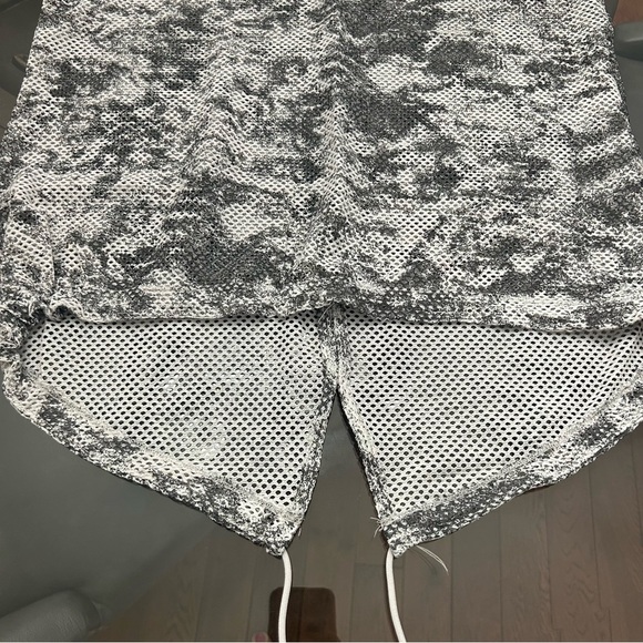 Columbia women’s Black and Gray Patterned mesh shirt - Picture 3 of 7